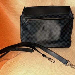 Louis Vuitton Greenwich Messenger